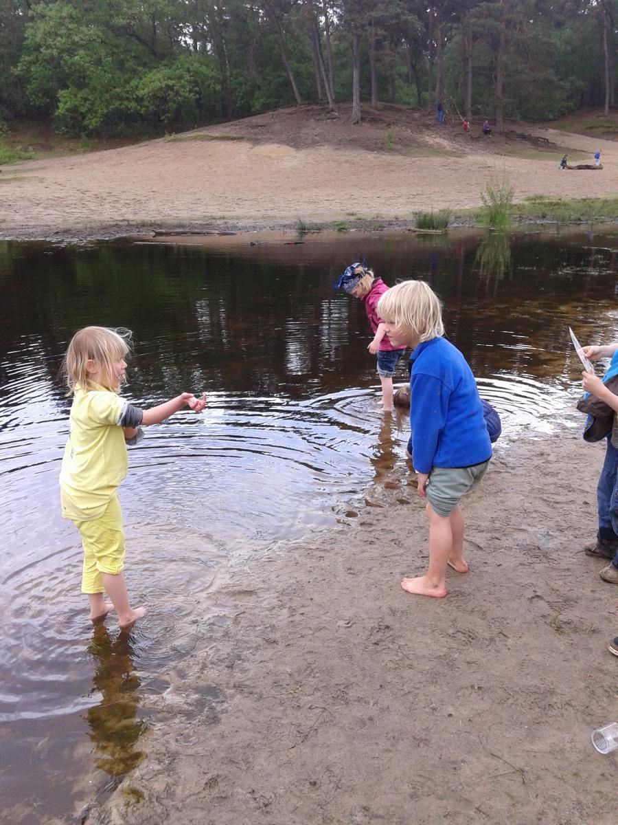 Met blote voeten in het water